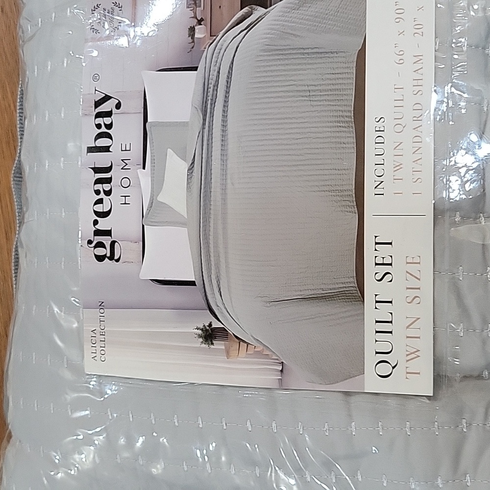 Great Bay Home Alicia light gray 2pc detailed channel stitch quilt set TWIN NEW…